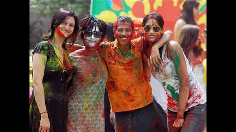 holi sex|Sexy bhabhi offers chut on holi celebration